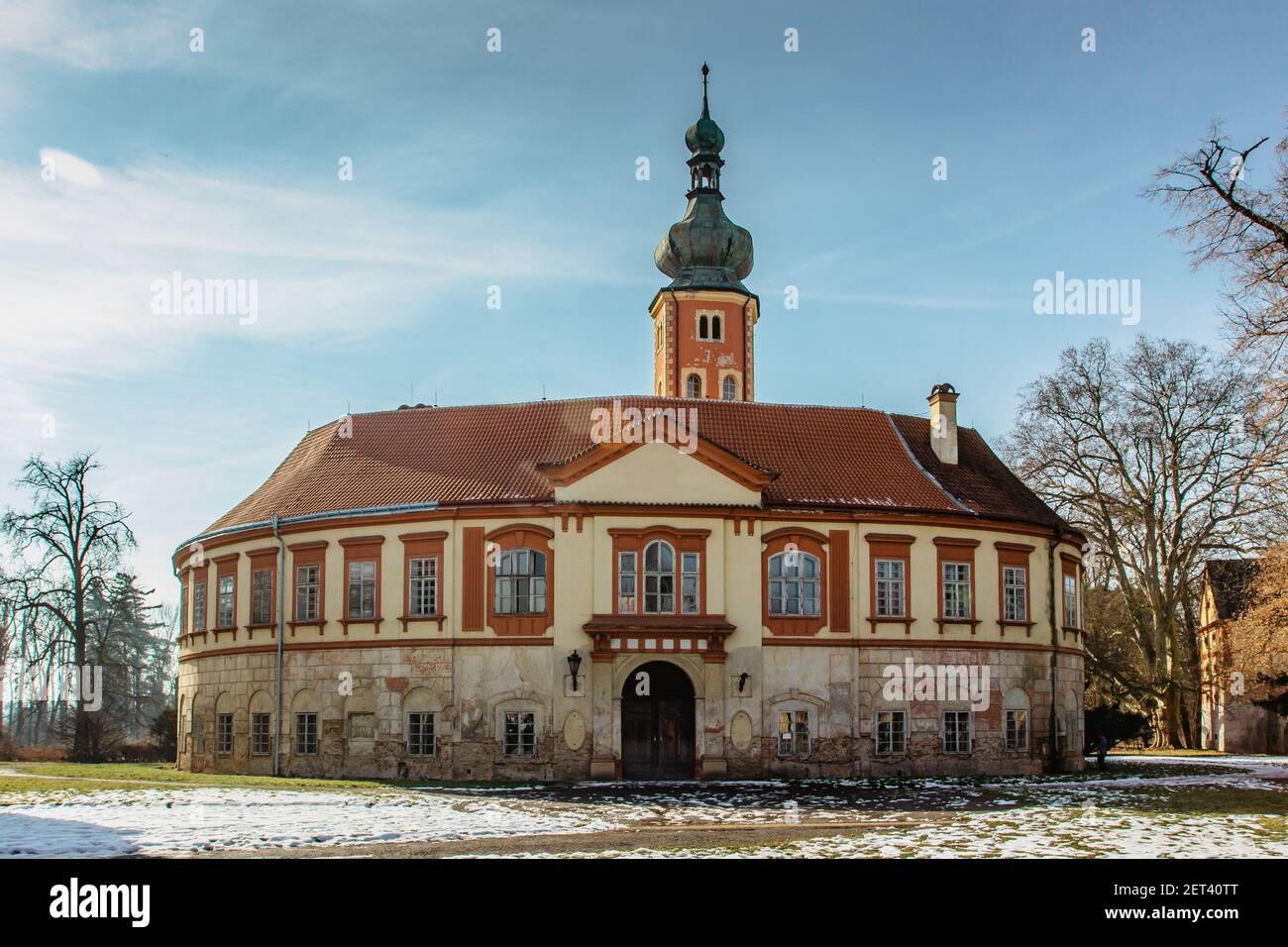 Libechov, alte verlassene Barockschloss in Mittelböhmen, Tschechische republik.Romantisches Gebäude mit Balkon, rote Fassade und Park.umgebaut in16th Jahrhundert Stockfoto