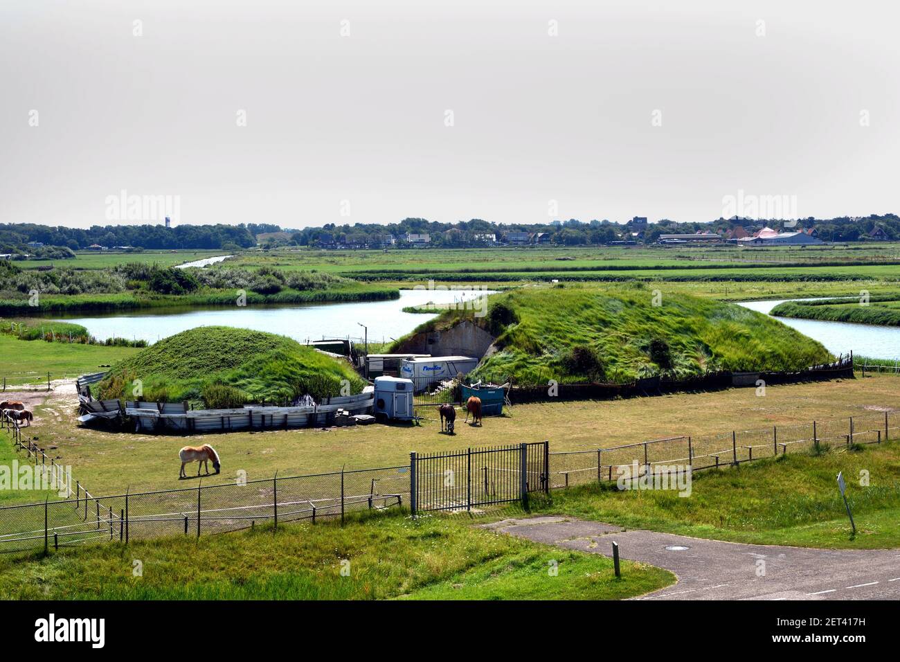 Bauernhaus in einem alten deutschen Bunker Dike und Strand Nordsee in der Nähe von lange Jaap -Tall Jacob aktiven Leuchtturm in der Nähe von Fort Kijkduin in Huisduinen bei Den Helder. Niederlande, Holland, Niederlande. Stockfoto