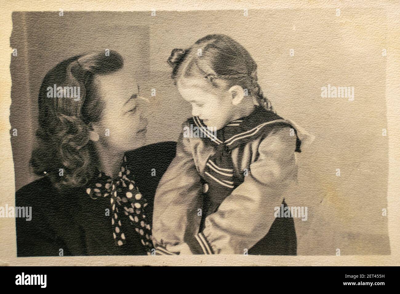 Deutschland - UM 1940s: Portrait von glücklicher Mutter und Tochter im Studio. Vintage Carte de Viste Art Deco Ära Foto Stockfoto