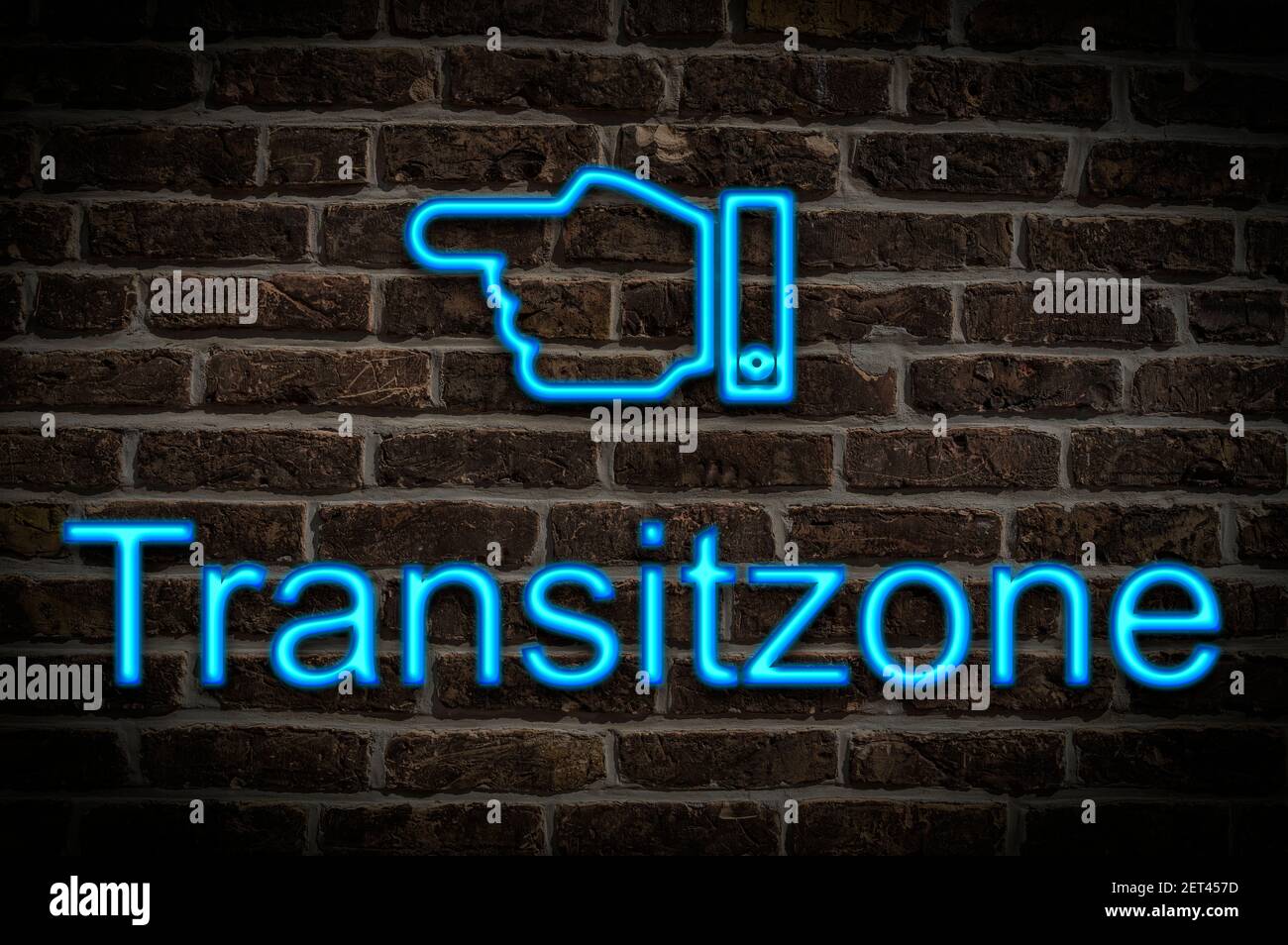 Detailfoto eines Neonschildes an einer Wand mit Der deutsche Titel Transitzone (Transitzone) Stockfoto