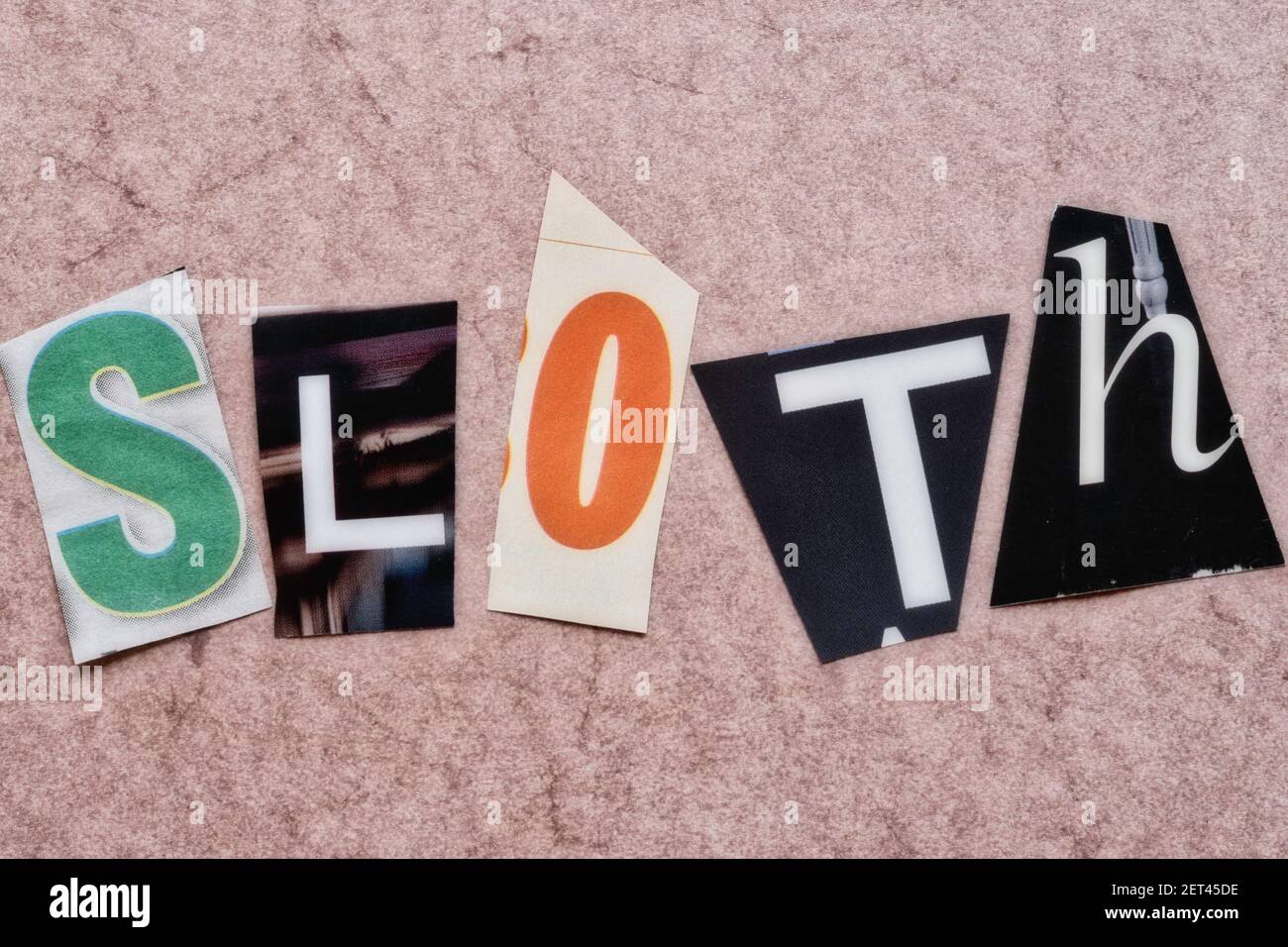 Das Wort "Sloth" mit ausgeschnittenen Papierbuchstaben in der Lösegeld Note Effekt Typografie, USA Stockfoto