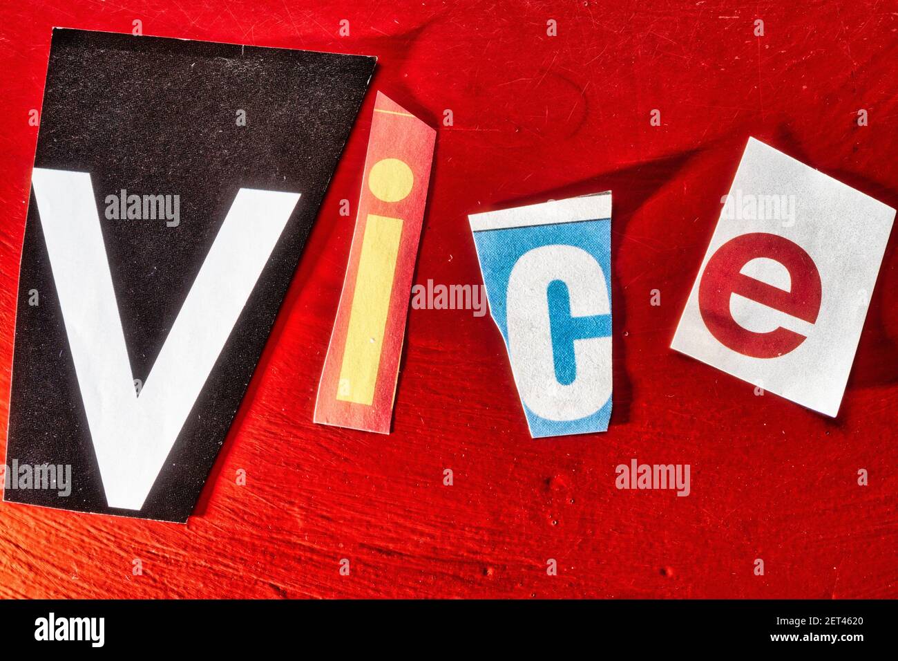 Das Wort "VICE" mit ausgeschnittenen Papierbuchstaben in der Lösegeld Note Effekt Typografie, USA Stockfoto