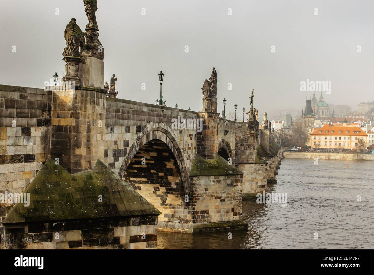 Postkartenansicht der Karlsbrücke und der Kleinseite im Nebel, Tschechisch republik.berühmte touristische Destination.Prag Panorama.Foggy Morgen in der Stadt.Amazing Europa Stockfoto