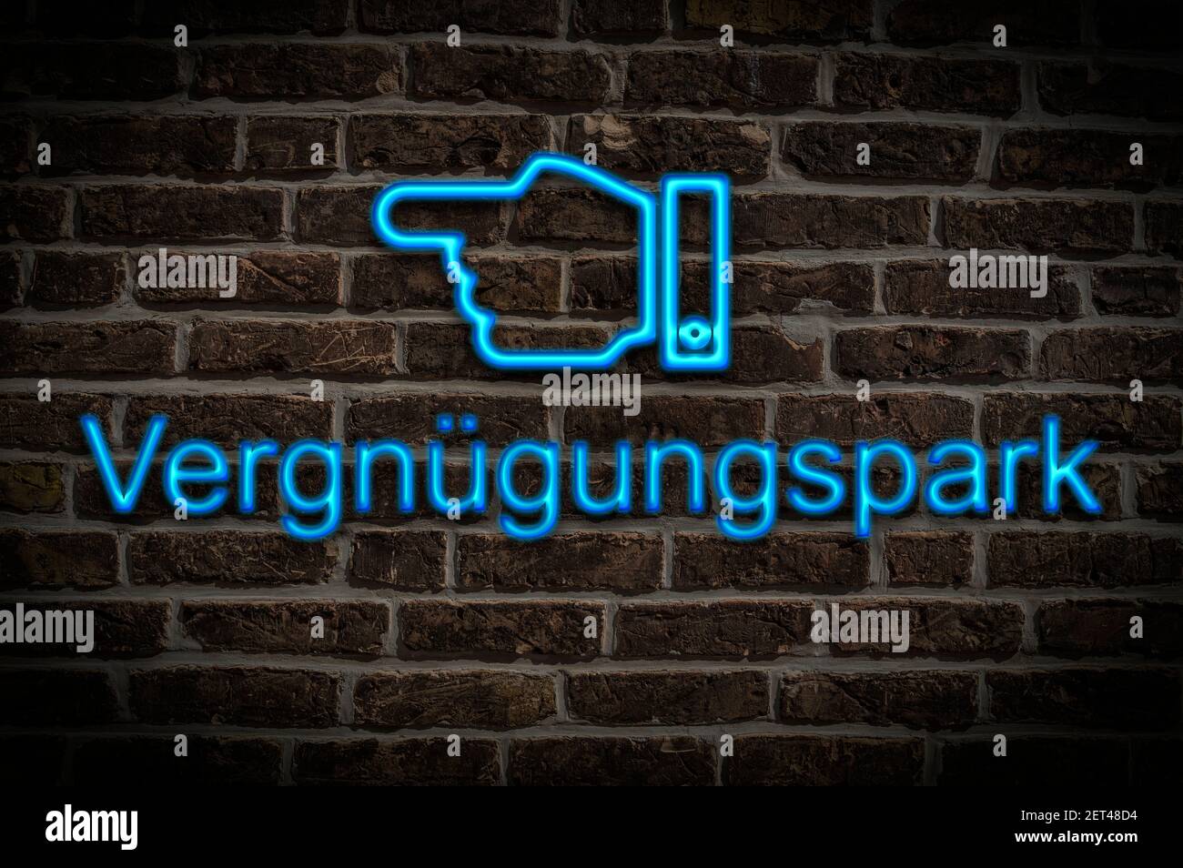 Detailfoto eines Neonschildes an einer Wand mit Die Inschrift Vergnügungspark Stockfoto