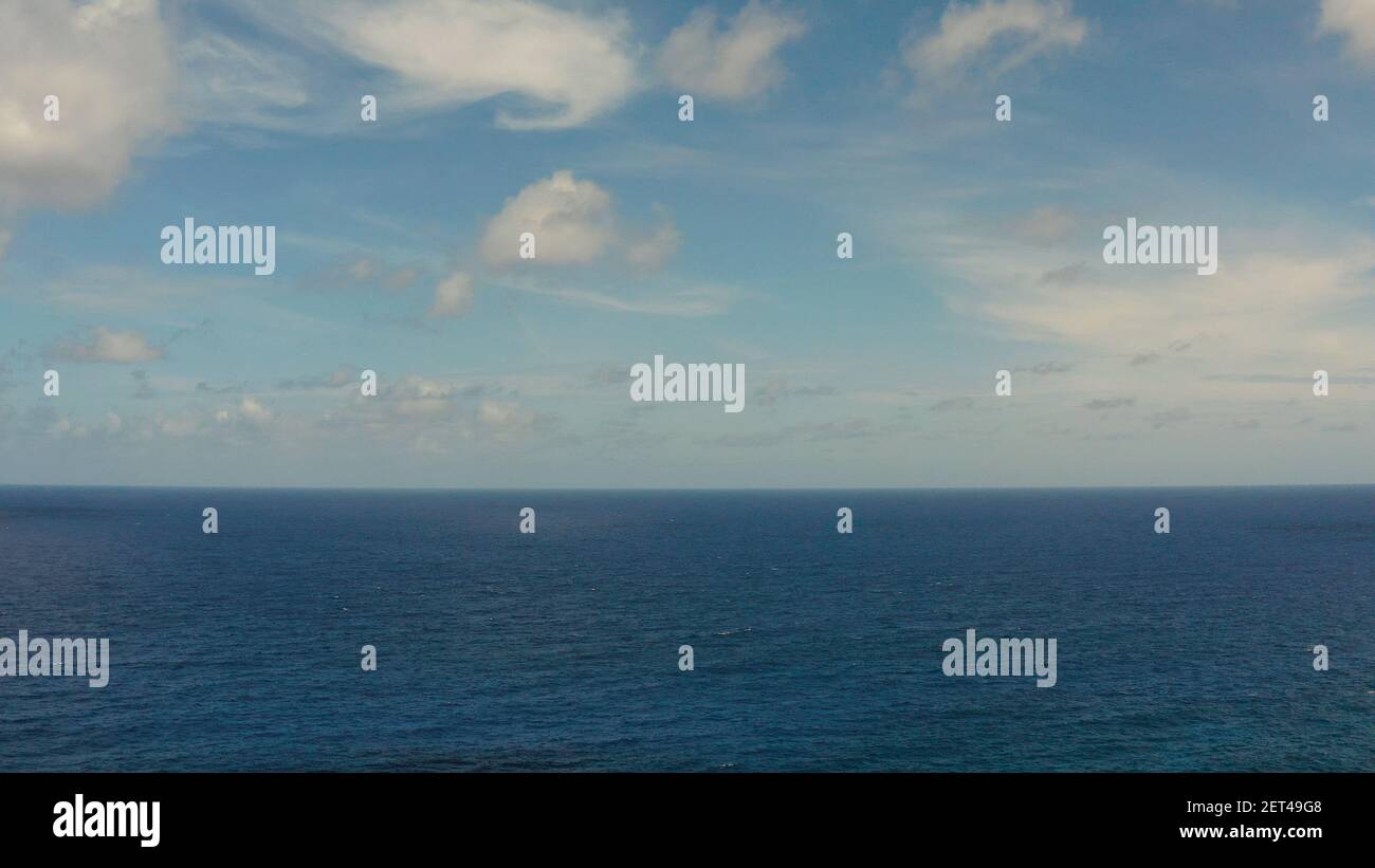 Blaues Meer mit Wellen und Himmel mit Wolken, Meerblick von oben. Wasser Wolke Horizont Hintergrund. Blaues Meerwasser mit Wellen gegen den Himmel. Stockfoto