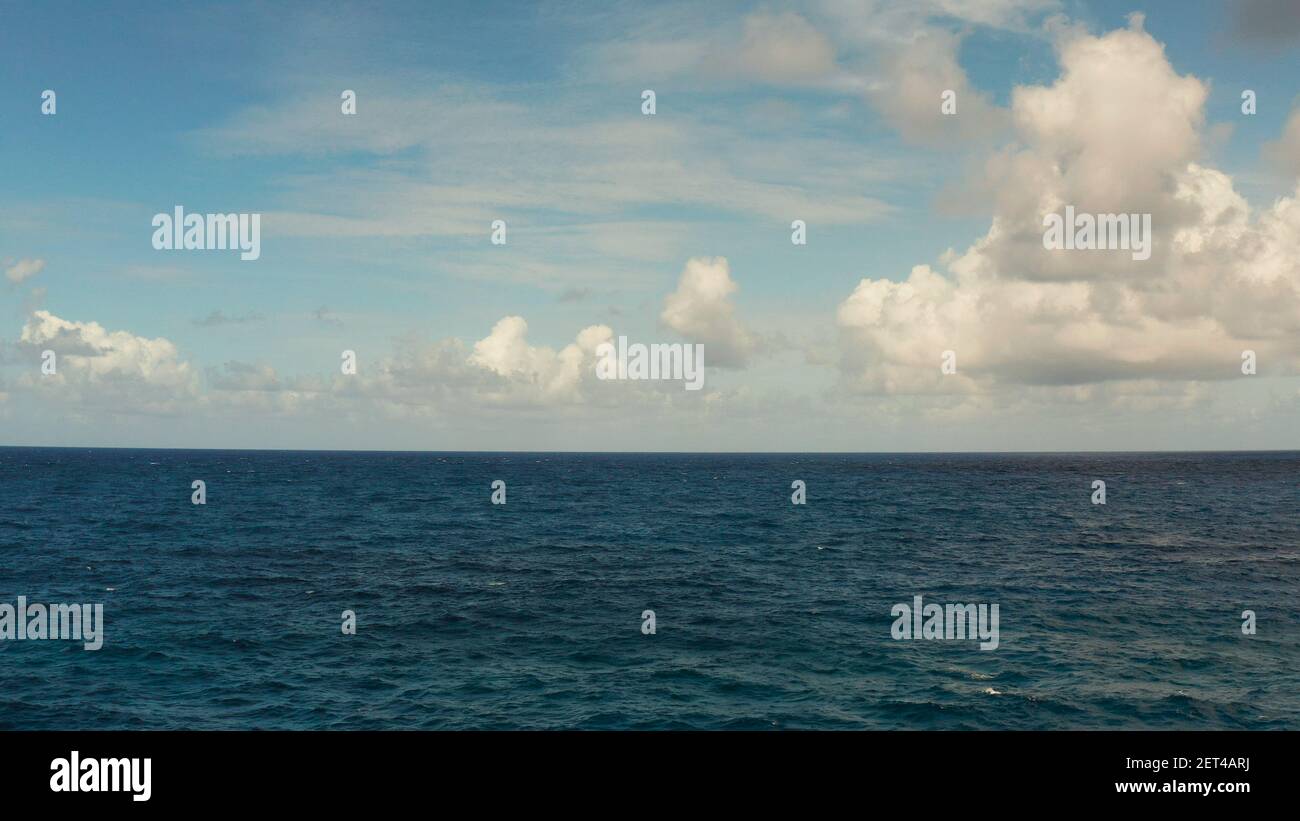 Blaues Meer mit Wellen und blauer Himmel mit Wolken. Blaue Wasser- und Himmelslandschaft, Draufsicht. Wasser Wolke Horizont Hintergrund. Stockfoto