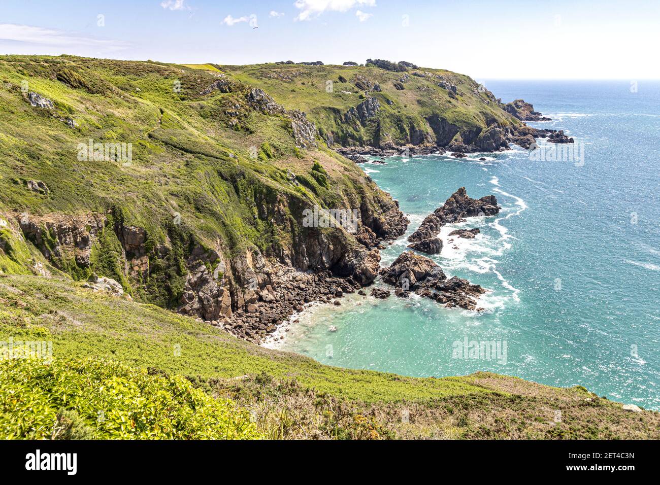 Die wunderschöne zerklüftete Südküste von Guernsey, Channel Islands UK - Blick Richtung Icart Point aus der Nähe von Petit bot Stockfoto
