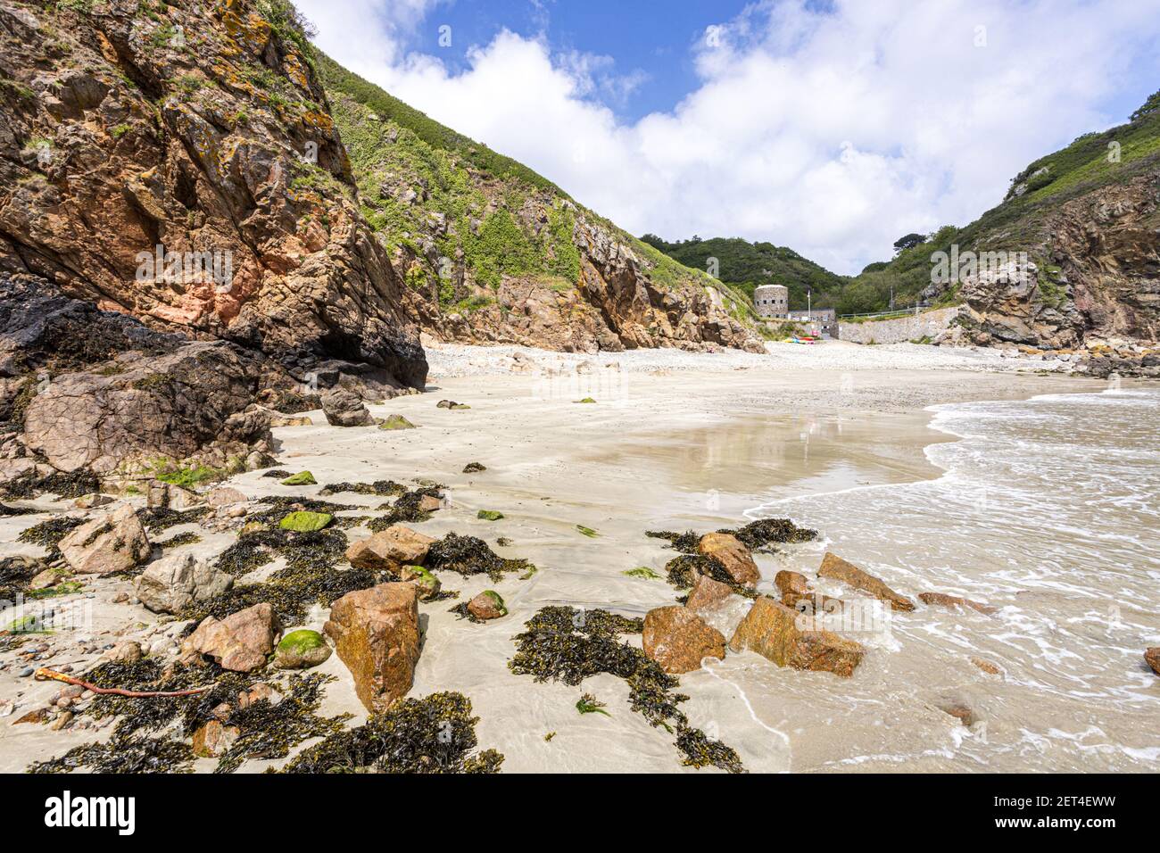 Felsformationen in Petit bot Bay an der wunderschönen zerklüfteten Südküste von Guernsey, Channel Islands UK Stockfoto