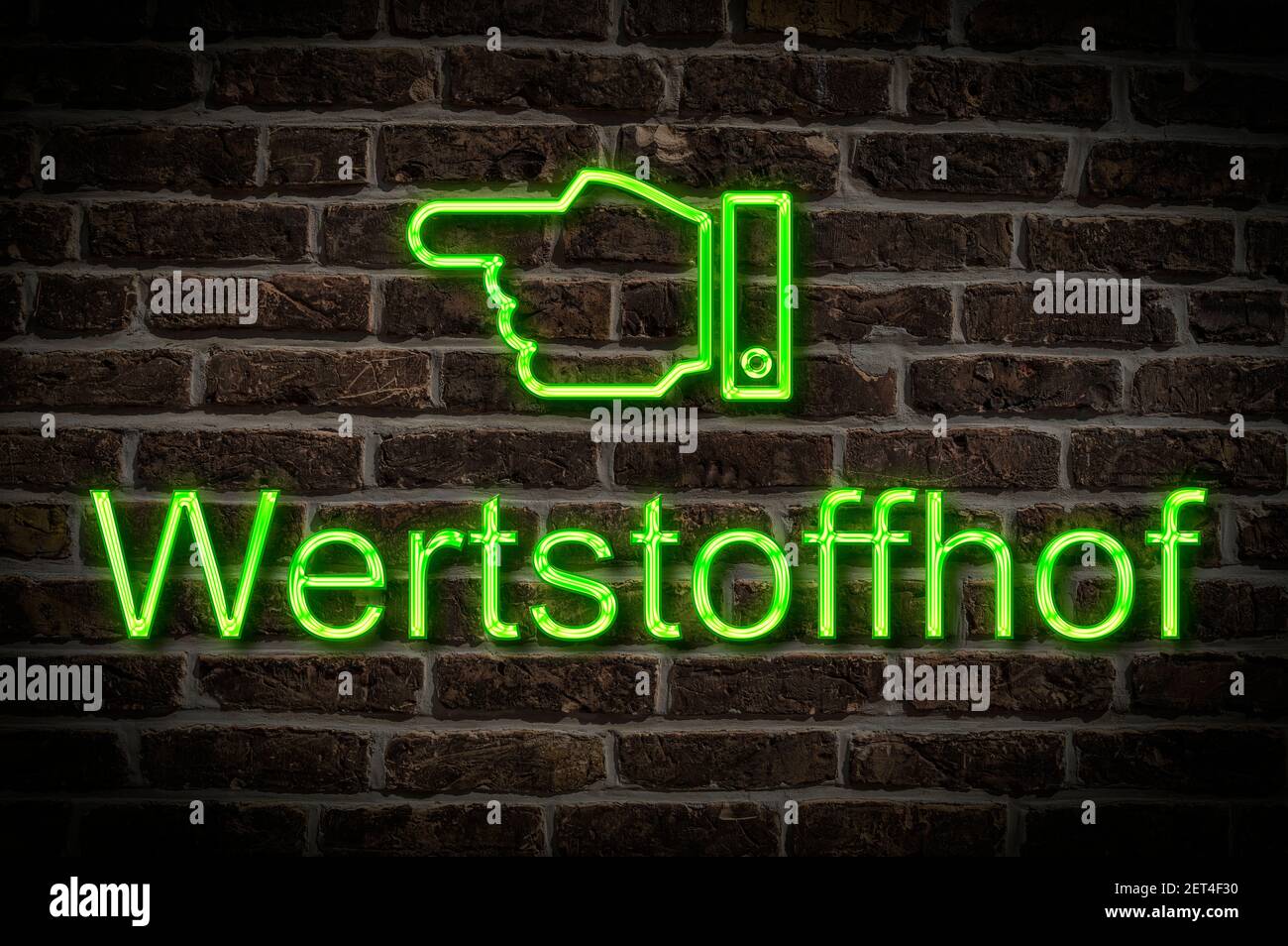 Detailfoto eines Neonschildes an einer Wand mit Die Inschrift Wertstoffhof Stockfoto