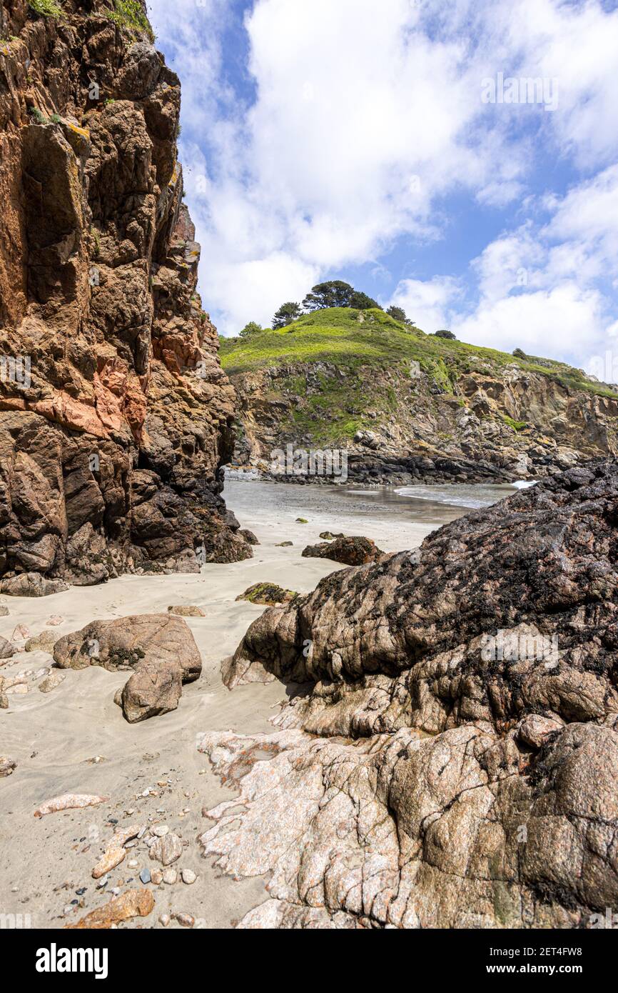 Felsformationen in Petit bot Bay an der wunderschönen zerklüfteten Südküste von Guernsey, Channel Islands UK Stockfoto
