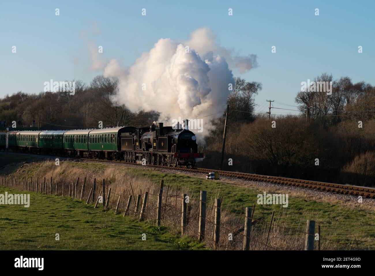 Ein doppelköpfiger Dampfzug verlässt Norden auf der Swanage Heritage Railway Stockfoto