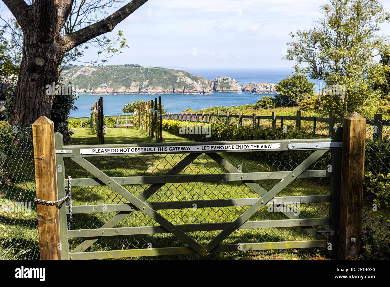 Die wunderschöne zerklüftete Südküste von Guernsey gegenüber dem Garten eines gedankenvollen Gutsbesitzers - EIN Blick auf Saints Bay von der Icart Road, Guernsey, Stockfoto