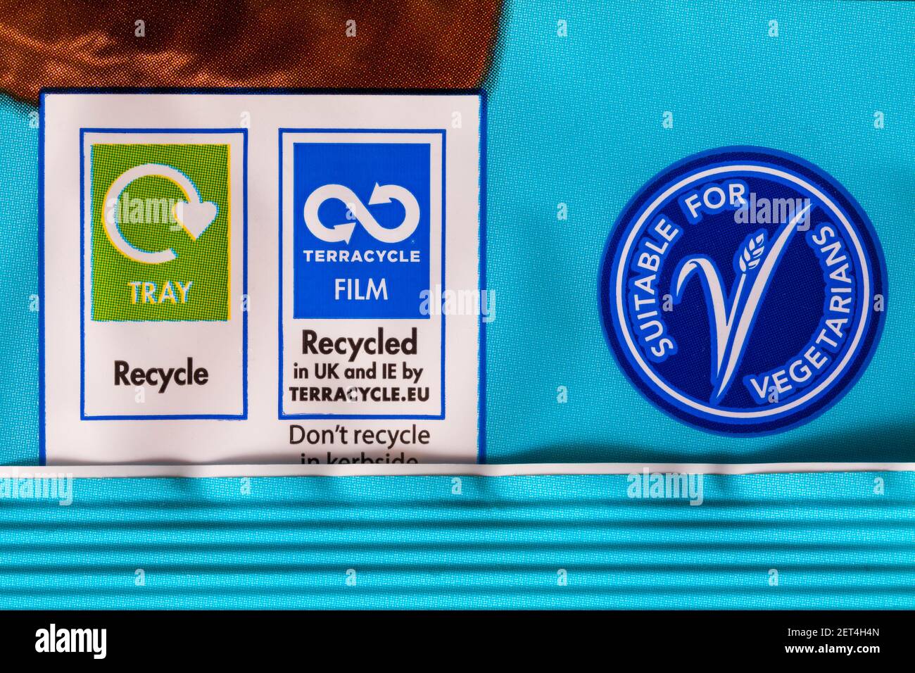 Recycling-Informationen für Terracycle Folie und Tablett & geeignet für Vegetarier Symbole auf Packung McVities Bunny Eier-Plörers Schokoladenkuchen Balken Stockfoto