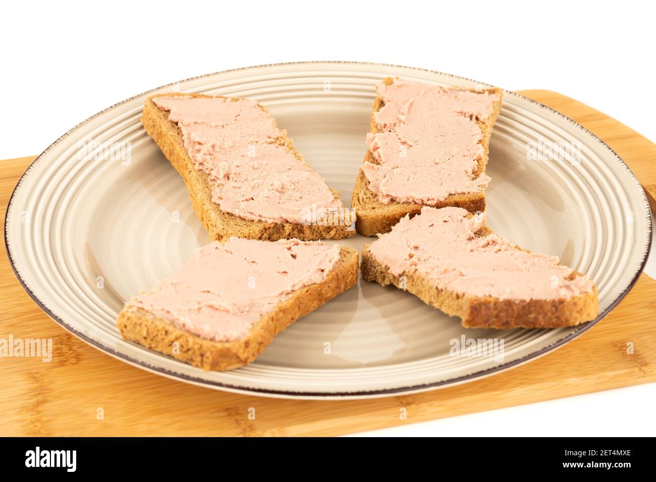 Sandwiches mit Pastete auf Teller auf Holzbrett. Stockfoto