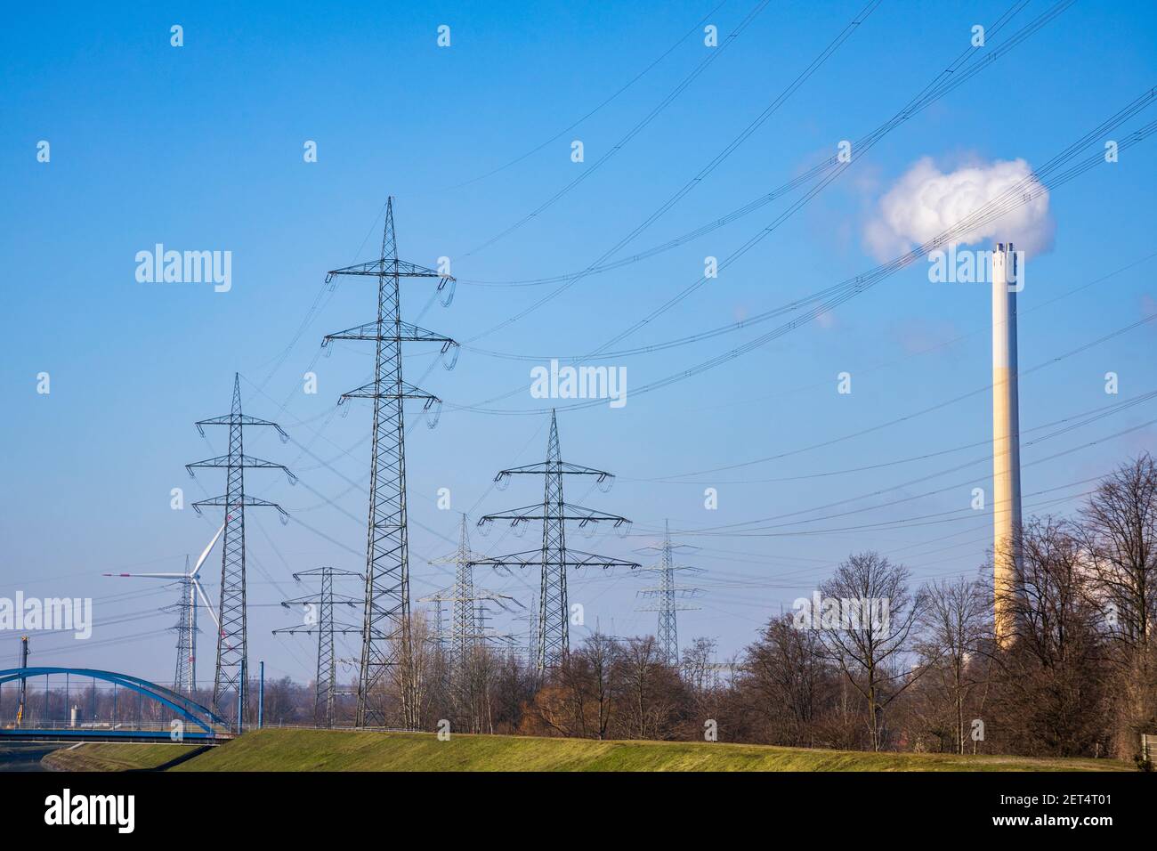 Viele Hochspannungs-Strommasten und Stromleitungen in der Nähe des Waste-to-Energy-Kraftwerks RWE Generation SE, Karnap, Essen, Deutschland Stockfoto