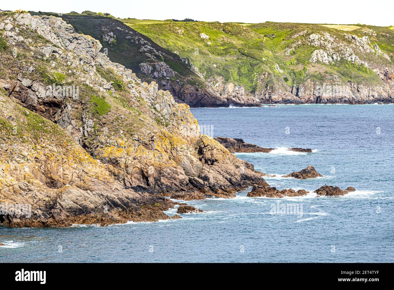Die Klippen von Pointe de la Moye, Le Gouffre, Les Villets an der wunderschönen, zerklüfteten Südküste von Guernsey, Channel Islands UK Stockfoto
