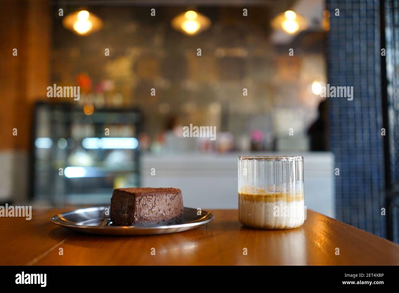 Schmutziger Kaffee mit Kuchen in einem Café Stockfoto