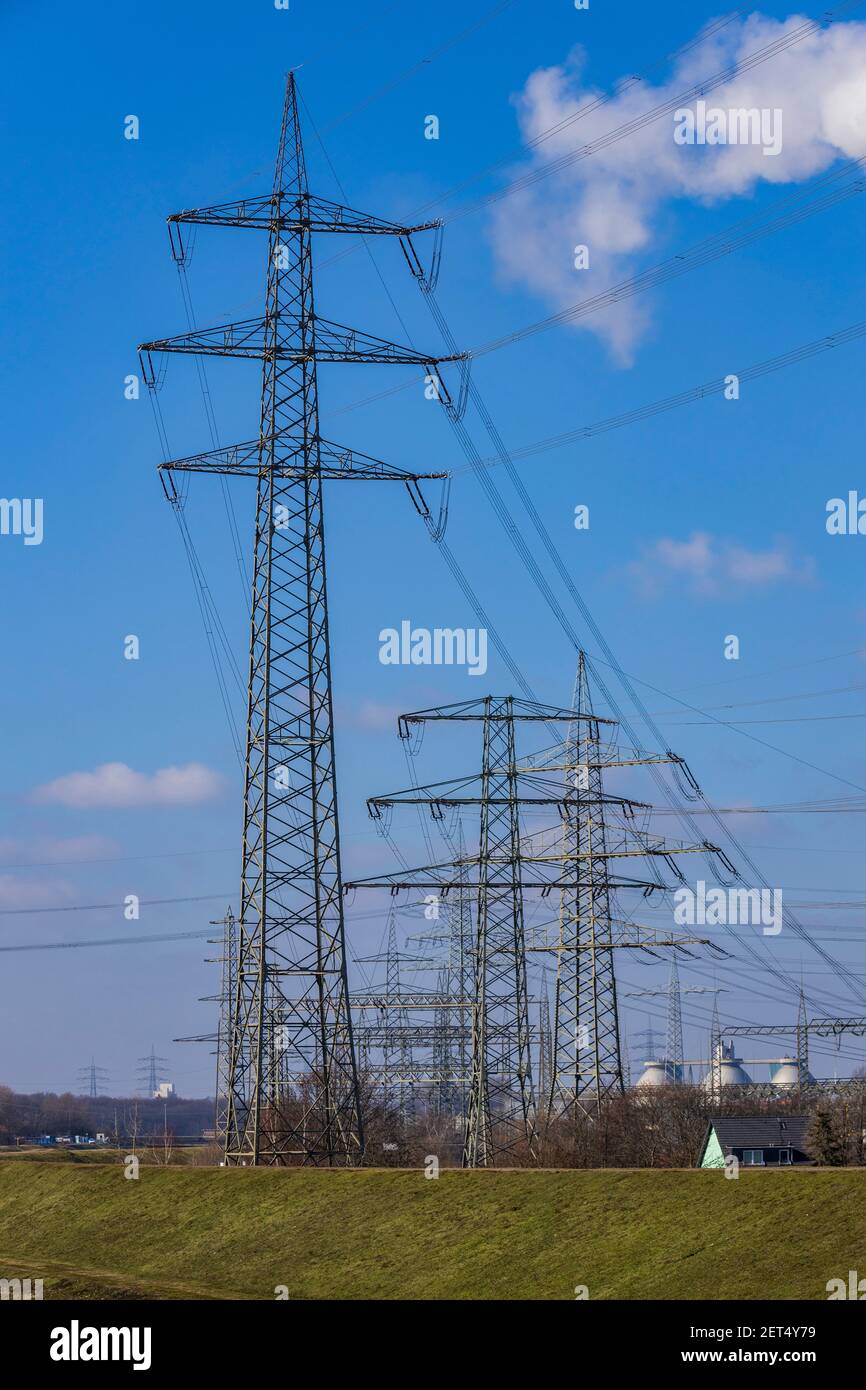 Viele Hochspannungs-Strommasten und Stromleitungen in der Nähe des Waste-to-Energy-Kraftwerks RWE Generation SE, Karnap, Essen, Deutschland Stockfoto