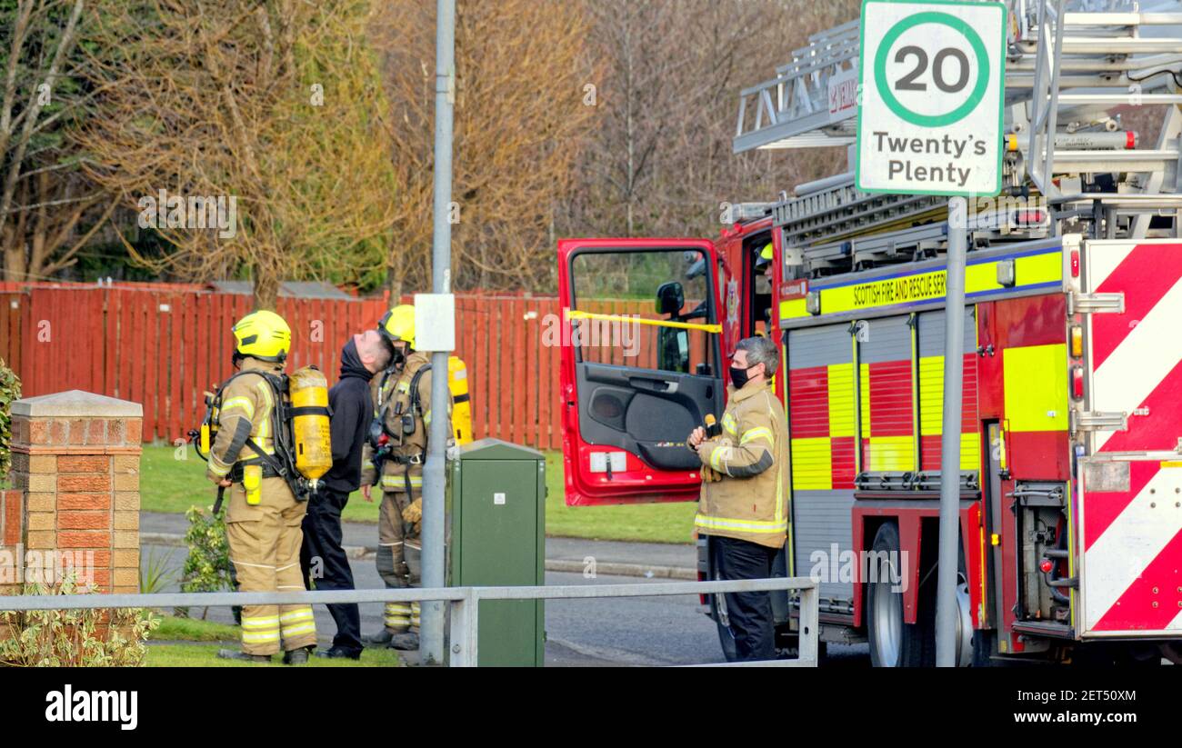 Glasgow, Schottland, Großbritannien. Am 1st. März 2021 nahmen Feuerwehrfahrzeuge und ein Krankenwagen an einem rauchfreien Zwischenfall auf dem Duntreath Drive in Drumchapel um 4,30 Uhr Teil. Credit Gerard Ferry/Alamy Live News Stockfoto
