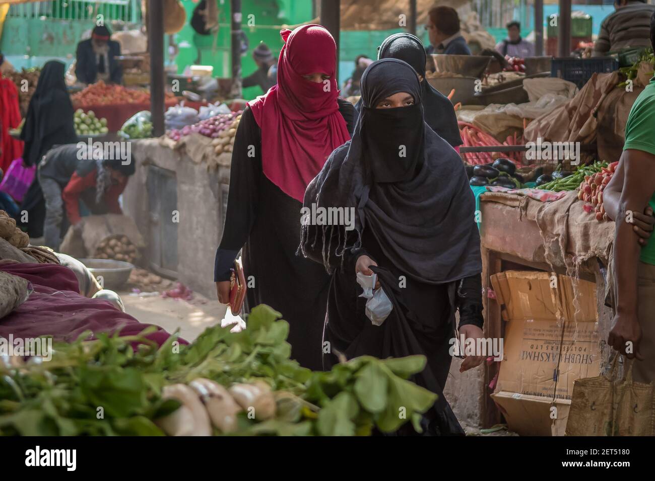 Jaipur, Indien. 09-05-2018. Zwei muslimische Frauen gehen auf dem lokalen Markt im Zentrum von Jaipur. Stockfoto