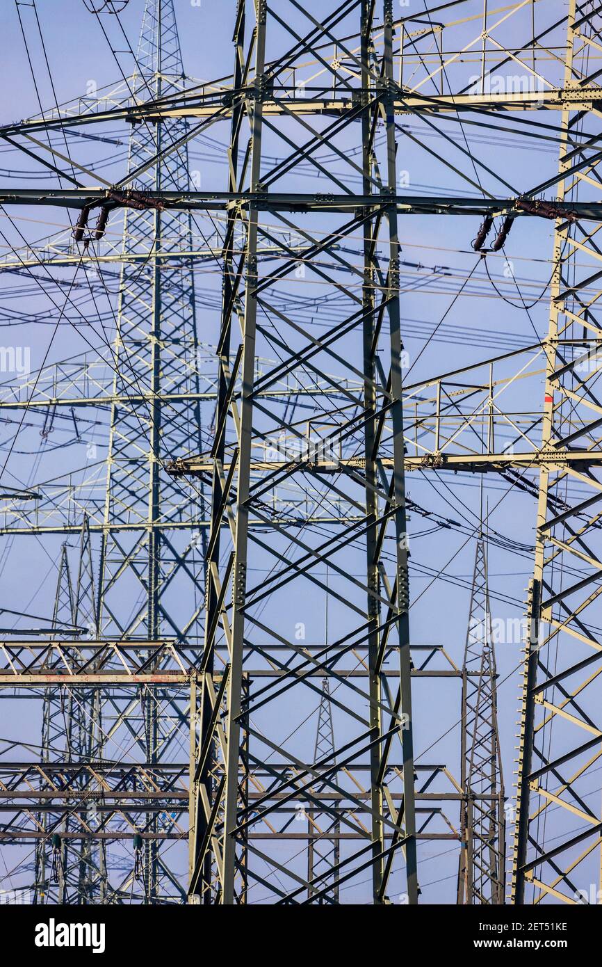 Viele Hochspannungs-Strommasten und Stromleitungen in der Nähe des Waste-to-Energy-Kraftwerks RWE Generation SE, Karnap, Essen, Deutschland Stockfoto