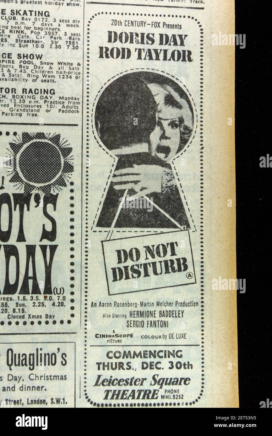 Werbung für "Do Not Disturb" mit Doris Day & Rod Taylor, The Evening News Zeitung (Freitag, 24th. Dezember 1965), London, Großbritannien. Stockfoto