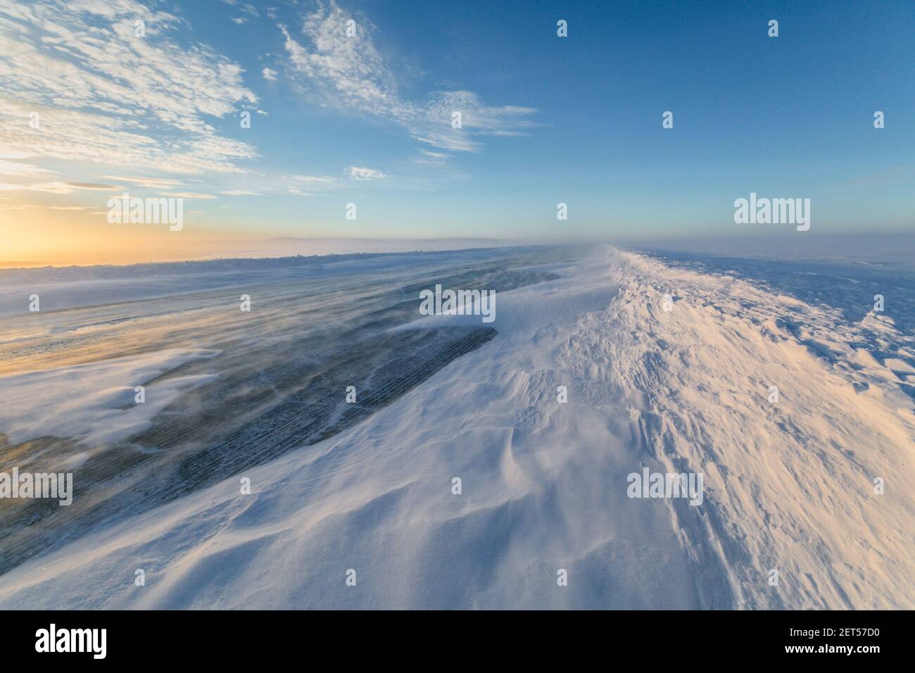 Schneeverwehungen entlang der Eisstraße im Winter, Nordwest-Territorien, Kanadas Arktis. Stockfoto