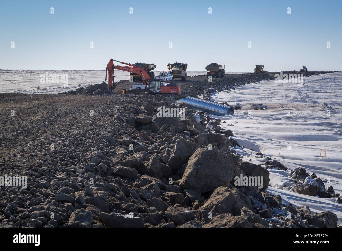 Schwere Ausrüstung und Installation von culvert entlang Inuvik-Tuktoyaktuk Highway während des Winterbaus, Northwest Territories, Kanadas Arktis Stockfoto