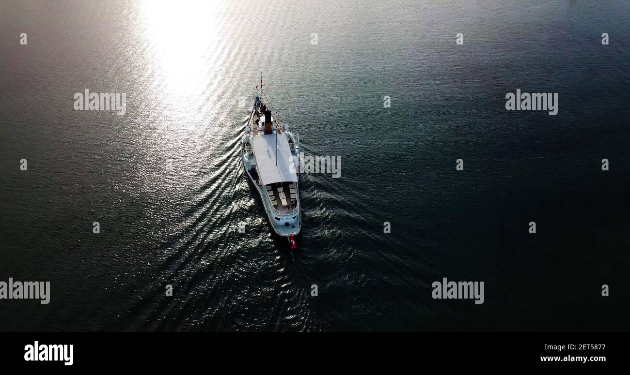 Vue aérienne du bateau de la CGN se dirigeant vers Genève, Schweiz. Stockfoto