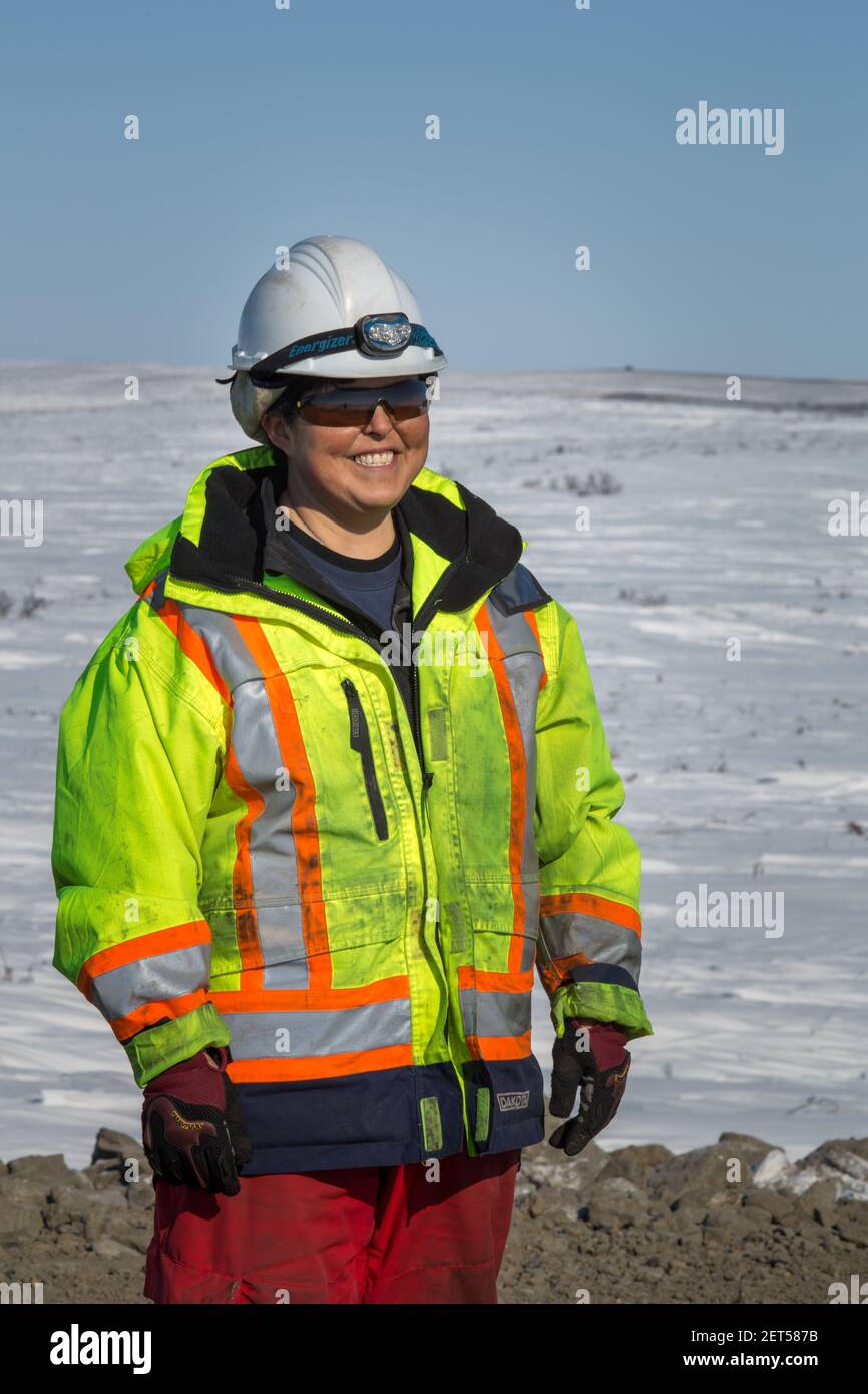 Indigene Sicherheitsbeauftragte bei der Arbeit während der Winterbauarbeiten auf dem Inuvik-Tuktoyaktuk Highway, Nordwest-Territorien, Kanadas Arktis. Stockfoto