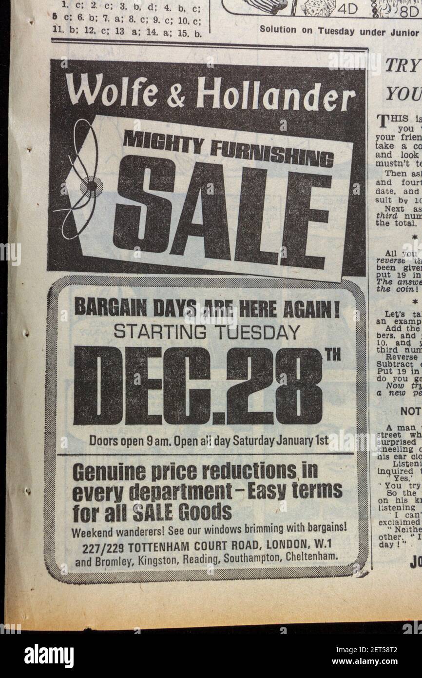 Werbung für den Nachweihnachtsverkauf im Einrichtungshaus Wolfe & Hollander in der Zeitung Evening News (Freitag, 24th. Dezember 1965), London, Großbritannien. Stockfoto