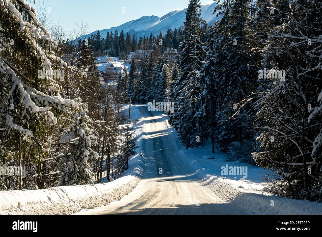 Malerische Bergstraße in Winterlandschaft Stockfoto
