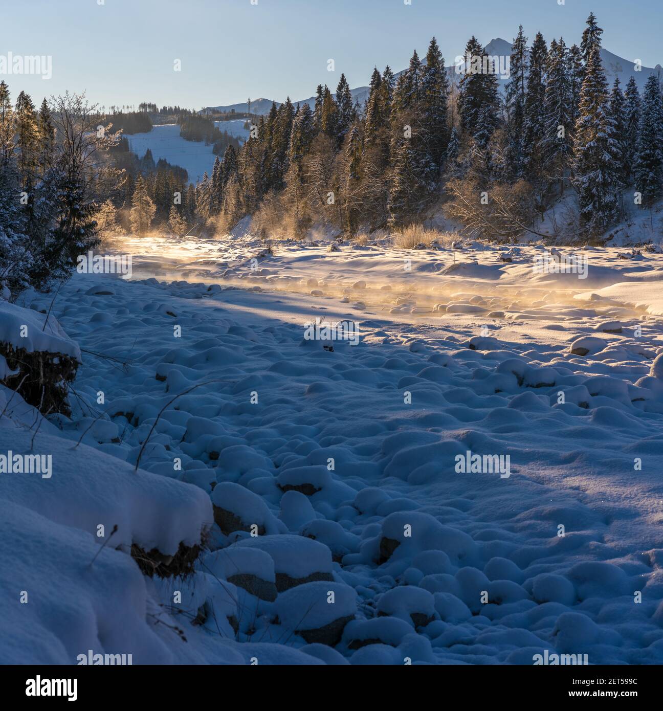 Alpenfluss an einem extrem kalten Wintermorgen Stockfoto