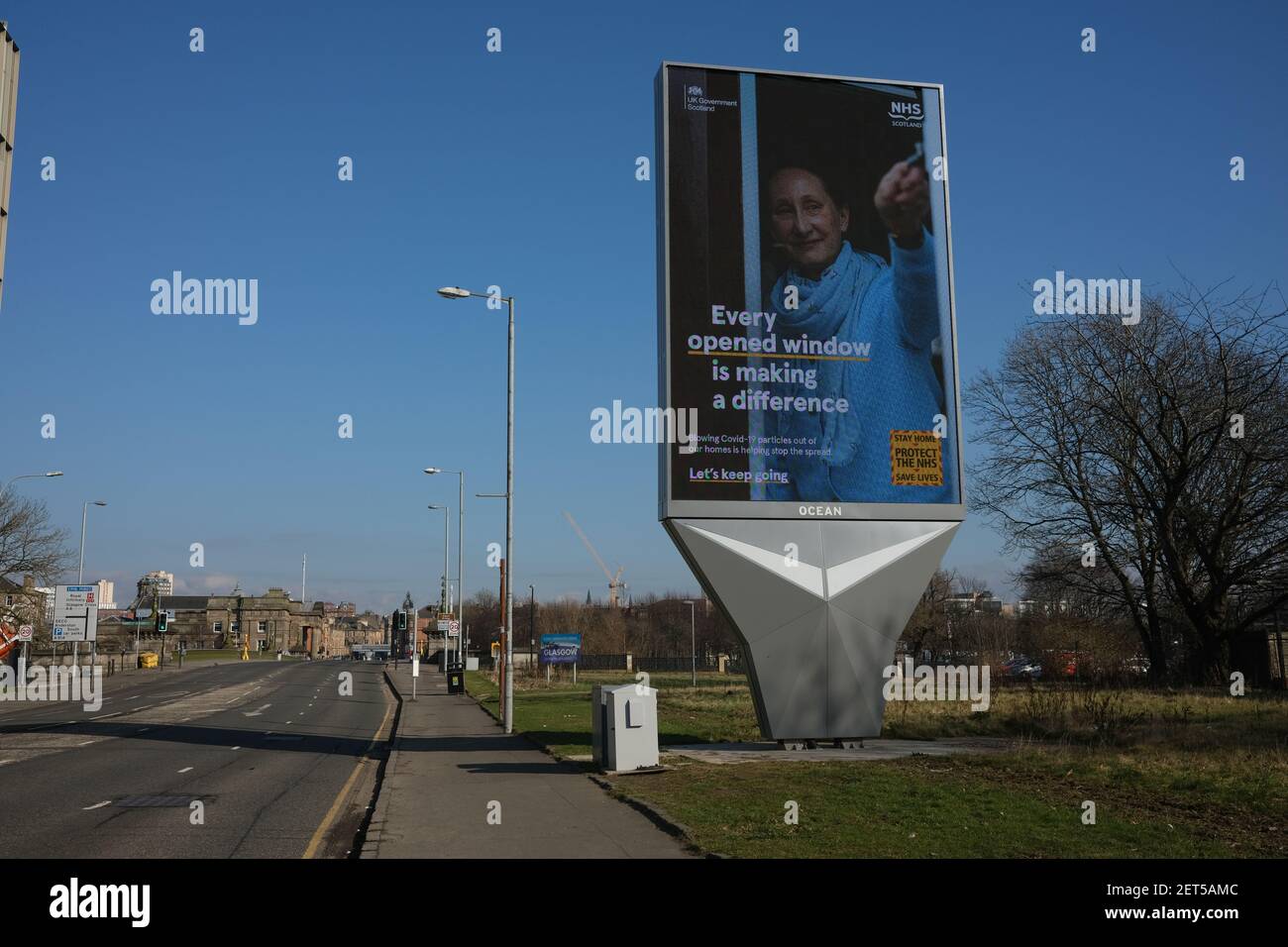 Glasgow, Großbritannien, am 1. März 2021. Neben leeren Straßen, während der letzten Sperre, zeigt eine große elektronische Plakatwand Sicherheitsleitfäden für die aktuelle Covid-19 Coronavirus-Gesundheitspandemie. Mehr als 1,5 Millionen Menschen haben jetzt ihre erste Covid-19-Coronavirus-Impfung in Schottland erhalten. Foto: Jeremy Sutton-Hibbert/Alamy Live News. Stockfoto