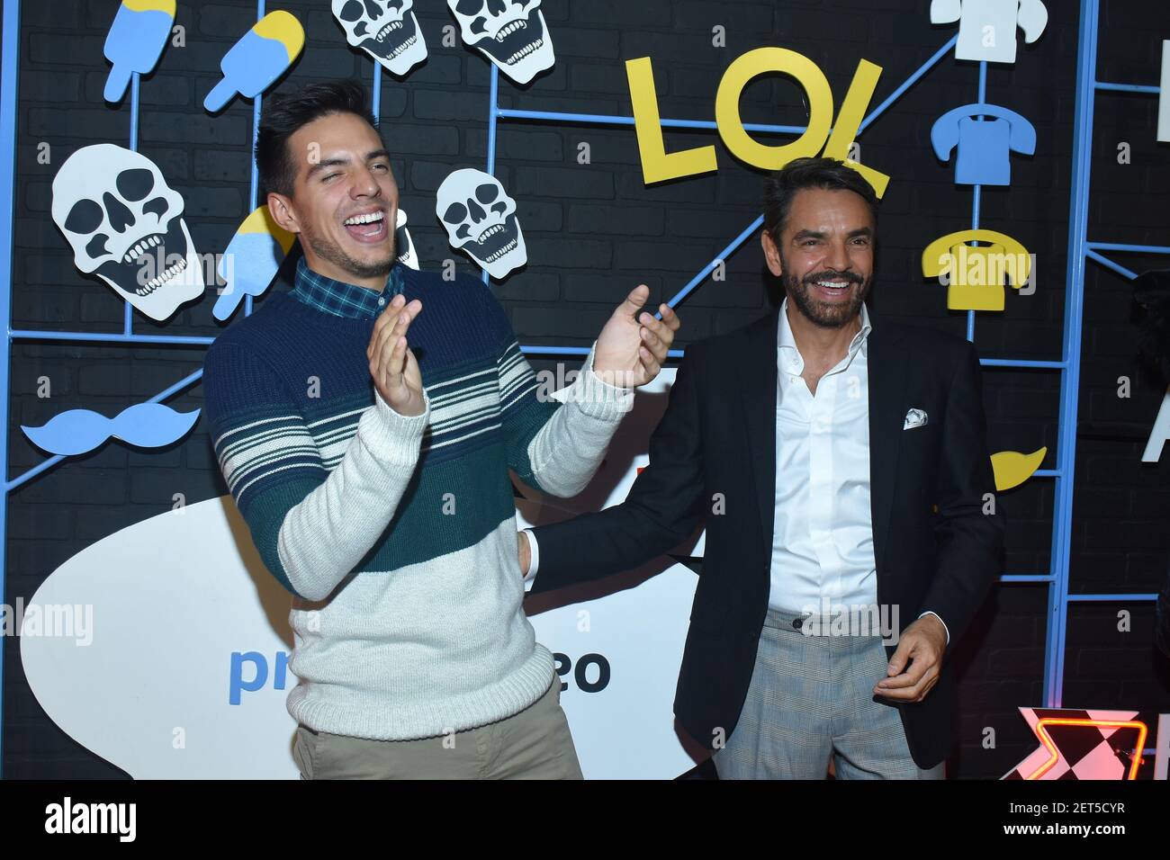Schauspieler Eugenio Derbez und Vadhir Derbez bei LOL Last One Laughing von Amazon prime Video Red