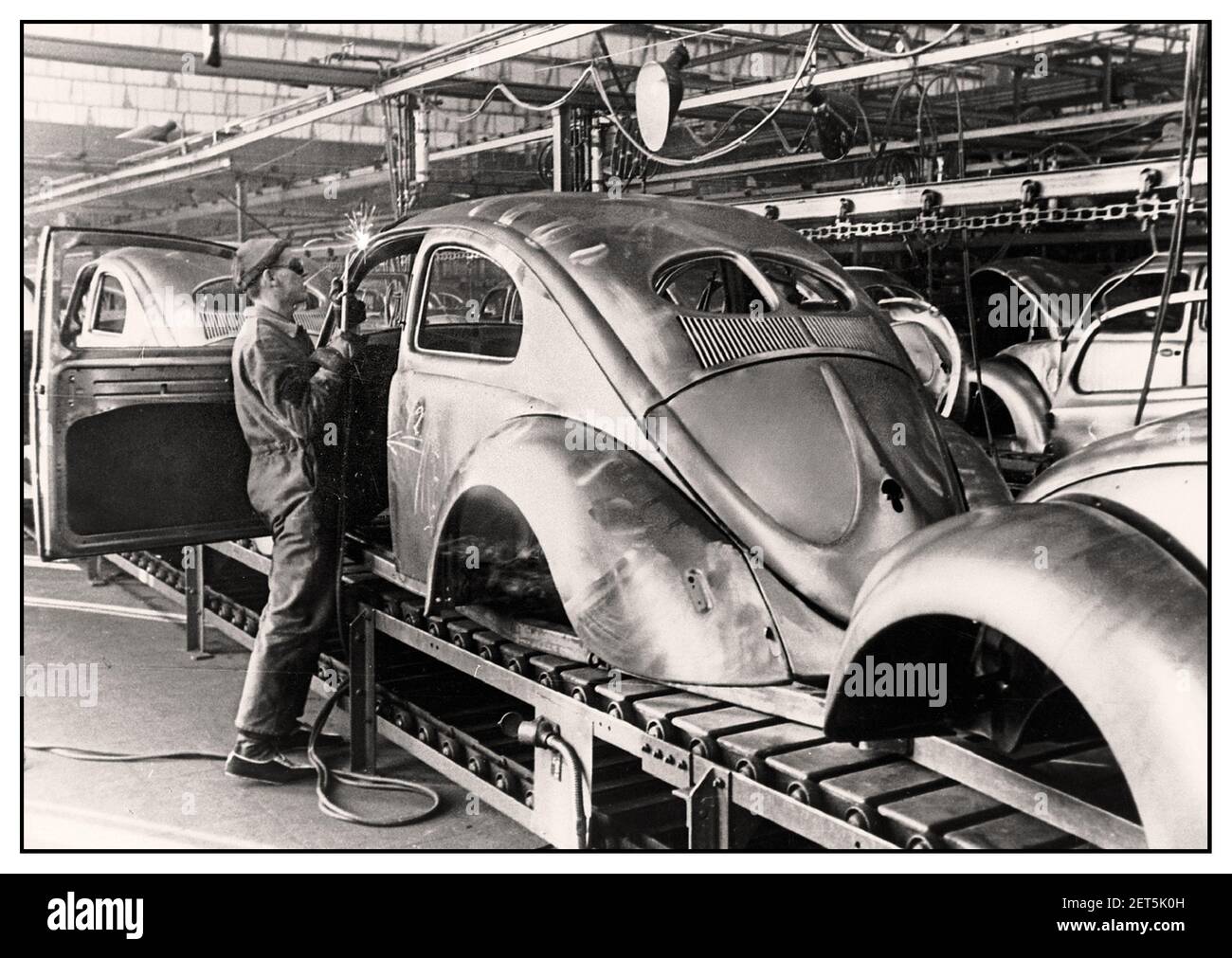 Archiv VW Auto Herstellung nach WW2 Volkswagen Auto Produktion Schweißen Auf dem Volkswagen Beetle 1940er Deutschland Stockfoto