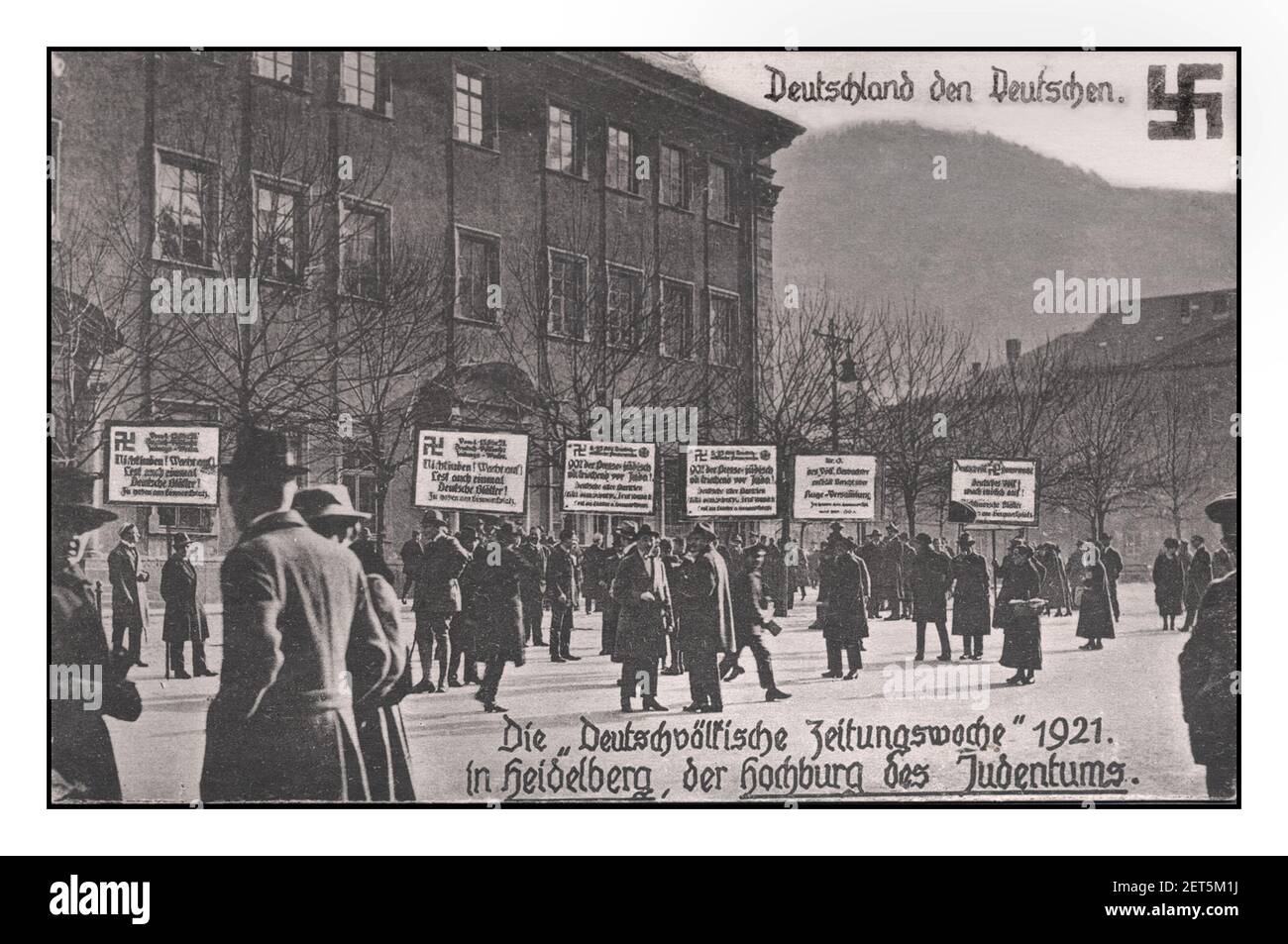 DEUTSCHLAND FÜR DEUTSCHE Archiv Nazi antijüdische rassistische Propaganda: 1921. 'Deutschland den Deutschen - die 'Deutschvoelkische Zeitwoche 1921. 'Deutschland den Deutschen - die 'Deutschvoelkische Zeitungswoche' in Heidelberg, der Hochburg des Judentums' / 'Deutschland für die Deutschen - die 'Deutsche Volkszeitung Woche' 1921 Heidelberg, Hauptstadt des Judentums.' 1921 Antisemitische Karte mit Protestierenden, die mit antijüdischen Zeichen in Heidelberg Anfang der 1920er Jahre auf der NSDAP-Karte marschierten, die rassistischen antijüdischen nationalistischen fremdenfeindlichen Hass zeigt. Stockfoto