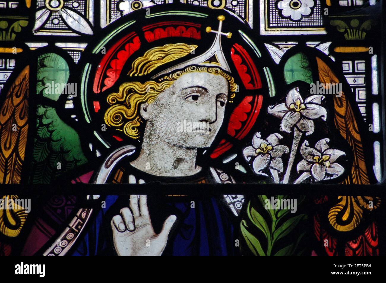Viktorianisches Buntglasfenster mit dem Engel Gabriel. Fenster in der Mitte des 19th. Jahrhunderts geschaffen, auf der öffentlichen Ansicht in einer Kirche in Hampshire. Stockfoto