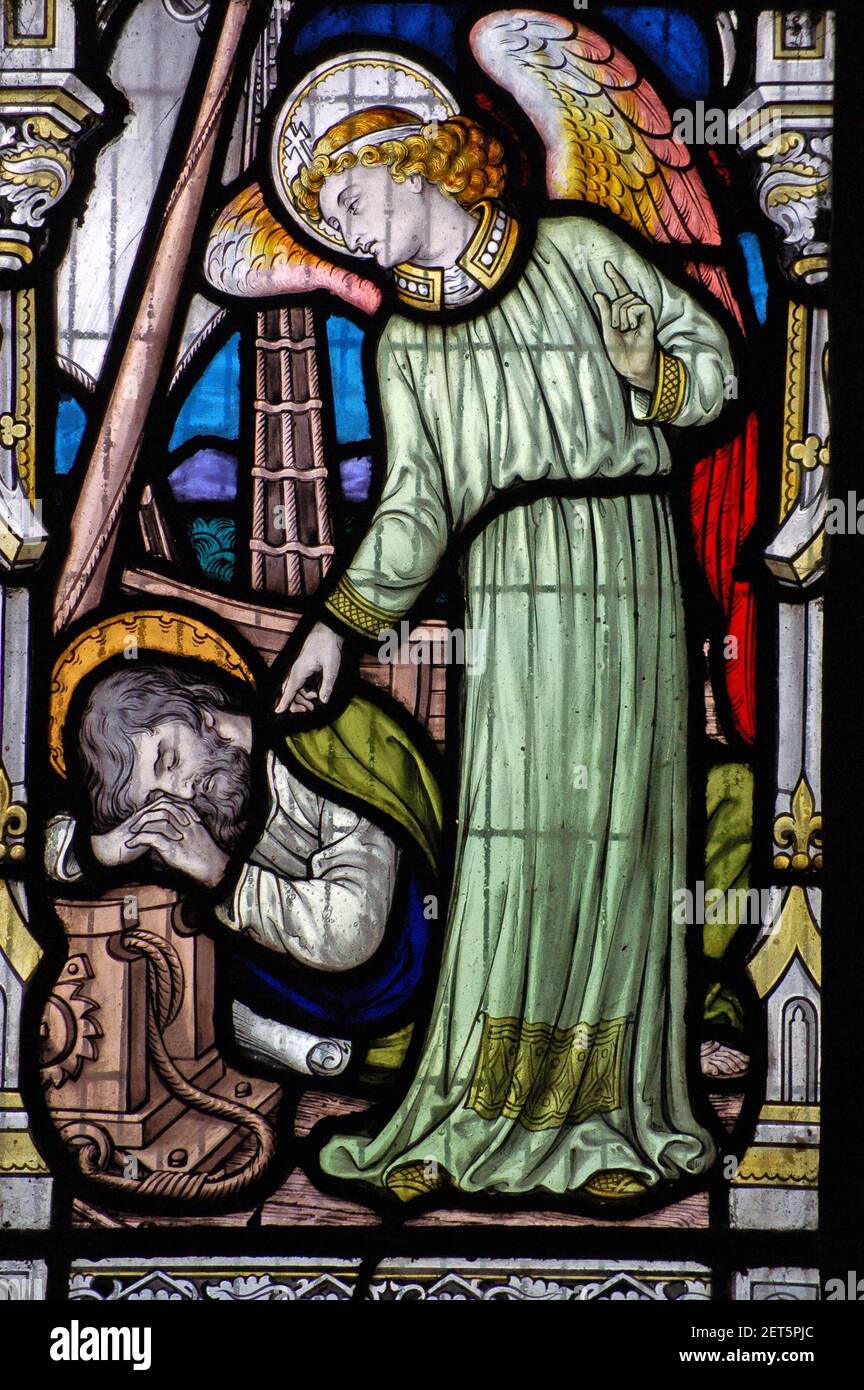 Ein viktorianisches Buntglasfenster, das einen Engel darstellt, der versucht, einen schlafenden Fischer zu wecken. Fenster auf öffentliche Anzeige in einer alten Kirche, Fenster schaffen Stockfoto