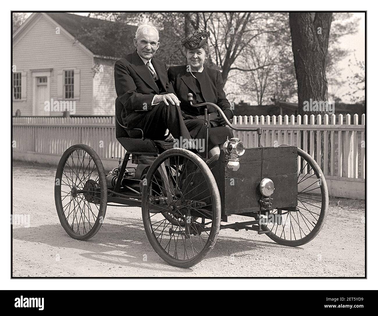 'Ford Quadricycle' Henry und Clara Ford im Jahr 1946 auf dem 50th-jährigen Jubiläum des 1896 Ford Quadricycle. Archiv Henry Ford, Visionär und industrieller das Ford-Vierrad war das erste von Henry Ford entwickelte Fahrzeug. Ford's erstes Auto war ein einfacher Rahmen mit einem Gas-Motor und vier Fahrrad-Räder auf ihm montiert. Die frühesten Autos wurden von Hand gebaut, einer nach dem anderen, und sehr teuer. Die eigenartigen Maschinen wurden als Spielzeug für die Reichen in der 1890s, die Pferdewagen angesehen. Stockfoto