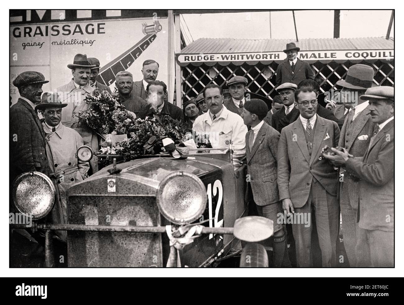 Jahrgang 1928 Le Mans 24-Stunden-Rennen mit Itala Nr.12 von Benoist und Dauvergne bei den 1928 24 Stunden von Le Mans Frankreich wurde das Auto 8. in der Gesamtwertung platziert, aber zuerst in der 2,0-Liter-Klasse Itala 65 S Torpedo - Itala L6 Stockfoto