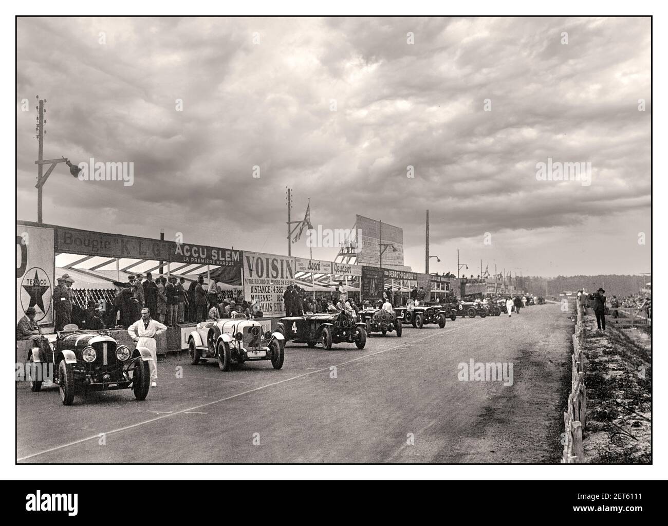 Vintage LE MANS 24 HR Grid startklar bei den 1929 24 Stunden des Le Mans Motor Race Frankreich, das Bentley Speed Six No 1 der britischen Fahrer Barnato & Birkin auf der linken Seite im Vordergrund gewann. Stockfoto
