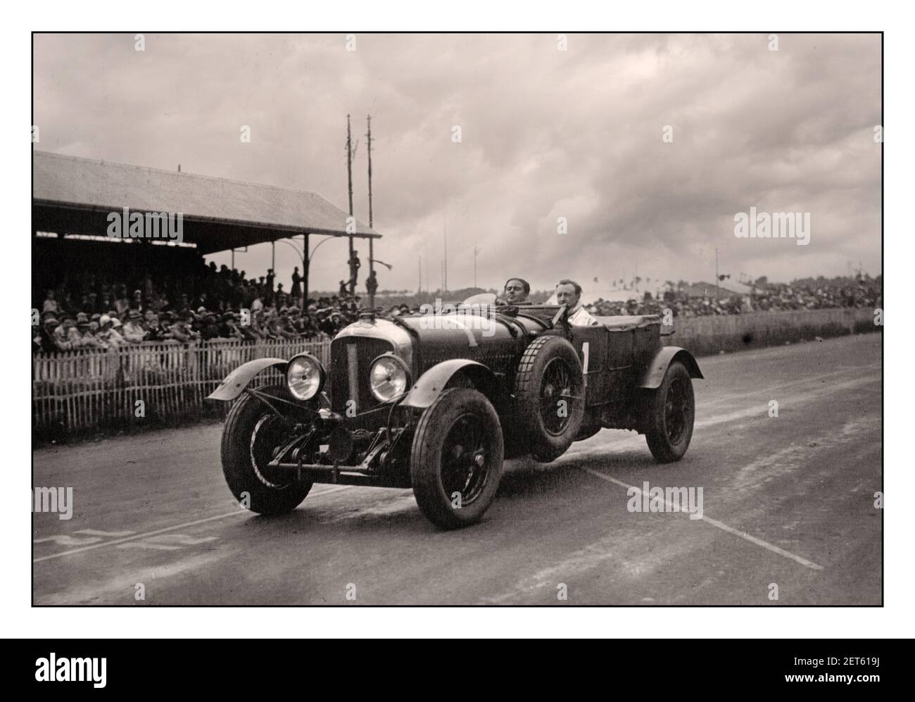 Le MANS Jahrgang 1929 ‘Bentley Boys Foto Gewinner Bentley 1 Speed 6 von Barnato & Birkin bei den 1929 24 Stunden von Le Mans 24 Stunden Frankreich. Die Nummer 1 Speed Six von Captain Woolf 'Babe' Barnato und Sir Henry 'Tim' Birkin, Der wahrscheinlich schnellste der Bentley Boys, der 2.843 Kilometer mit einer Durchschnittsgeschwindigkeit von 118,492 km/h zurückgelegt hatte, sicherte sich für die britische Marke den vierten und dritten Sieg in Folge Stockfoto