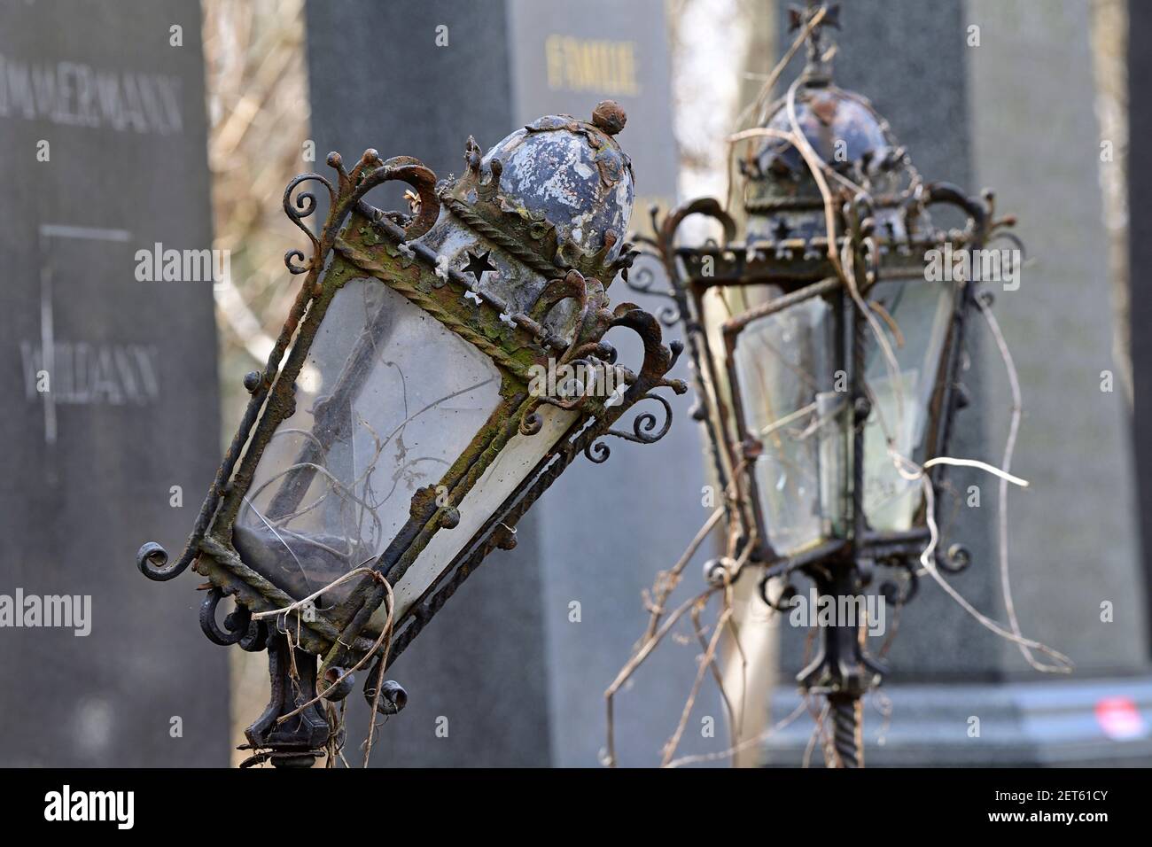 Wien, Österreich. Der zentrale Friedhof in Wien. Alte verrostete Grablaternen vor Gräbern aus dem 18th. Jahrhundert. Stockfoto