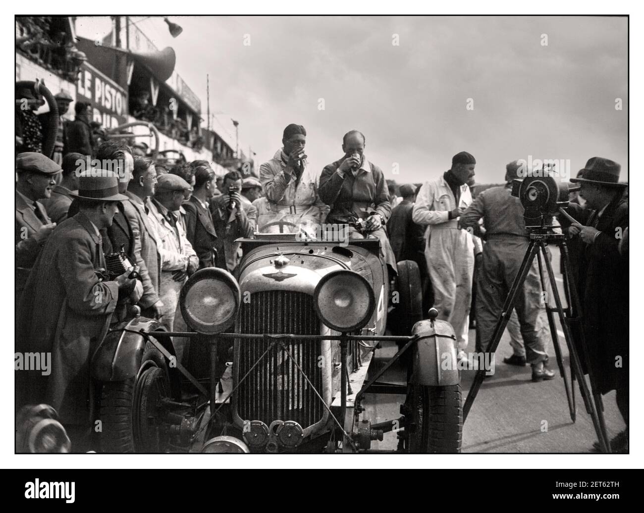 Vintage Le Mans 1935 die Gewinner von Hindmarsh und Fontés feiern bei den 1935 24 Stunden von Le Mans. Frankreich Stockfoto