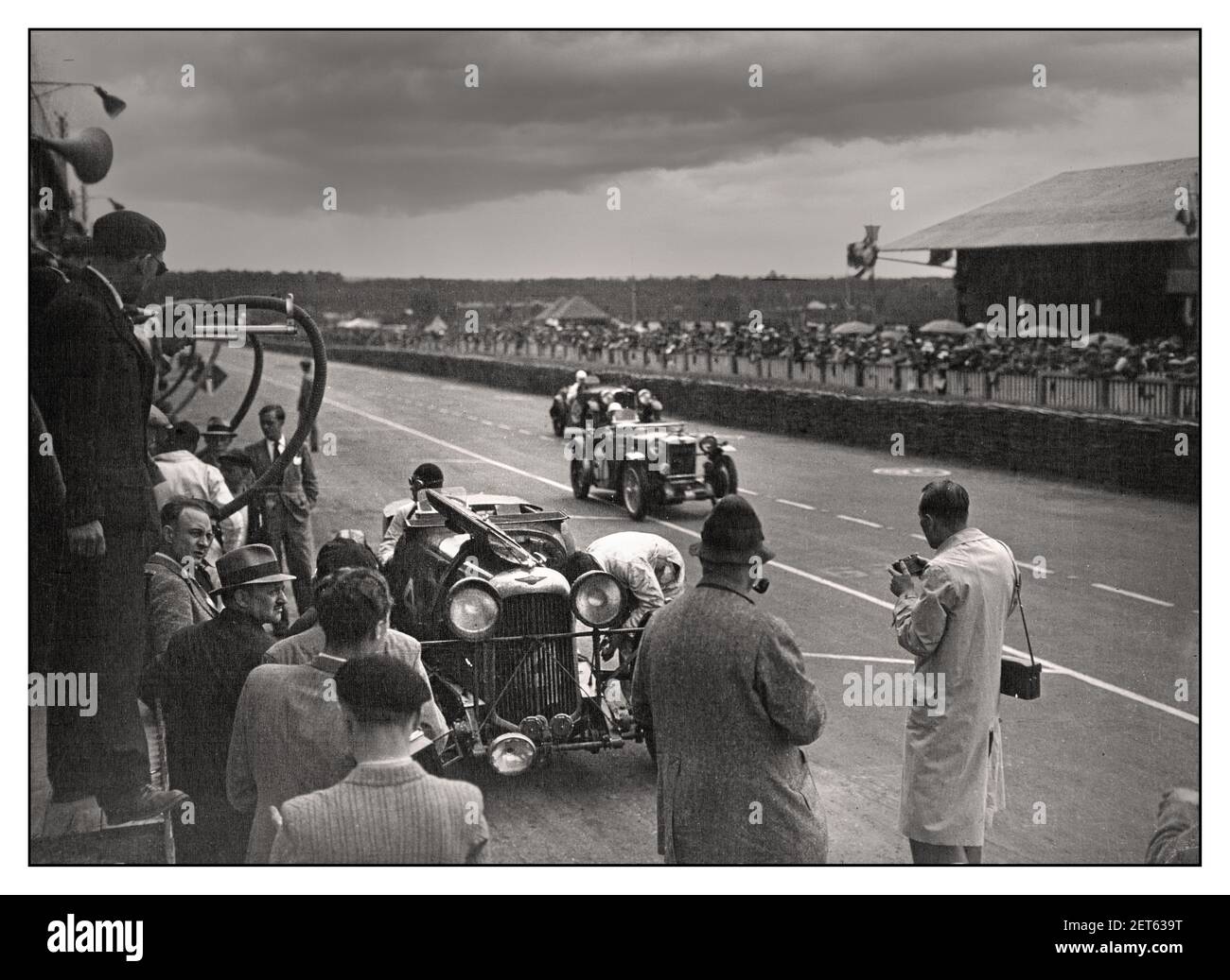 Jahrgang 1935 Le Mans 24-Stunden-Rennen gewann Lagonda Nr. 4 von Hindmarsh und Fontés bei den 24 Stunden von Le Mans in Boxenstaus für Kraftstoff und Anpassungen bei trüben bewölkten Bedingungen Frankreich Stockfoto