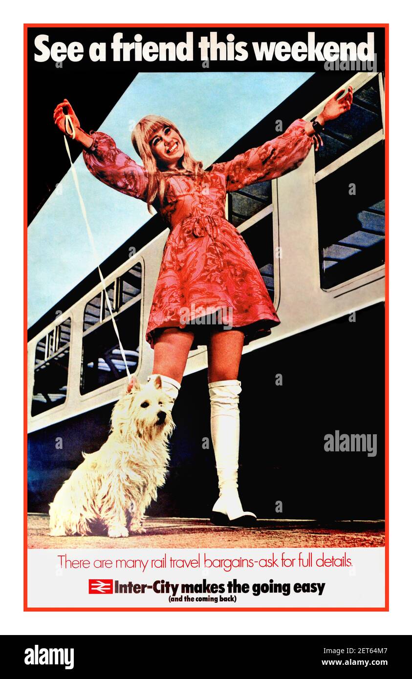 1960s UK British Travel Fashion Lifestyle Poster Vintage von British Rail veröffentlicht, mit dem Slogan "See a friend this weekend. Es gibt viele Schnäppchen für Bahnreisen - fragen Sie nach allen Details. Inter-City macht das Gehen einfach. (Und die Rückkehr)". Das Artwork zeigt eine junge, modische blonde Frau aus den 1960er Jahren, die an einem Bahnsteig vor einem dunkelblauen und weißen Zug steht, gekleidet in ein pinkfarbenes, mit Strudel gemustertes Kleid, weiße Stiefel mit einem West-Hochland-Terrier-Hund an der Leine und ausgestreckte Arme. Dieses Plakat gehört zu einer Reihe von Werbeplakaten von British Rail mit dem trendigen 'Monica', Stockfoto