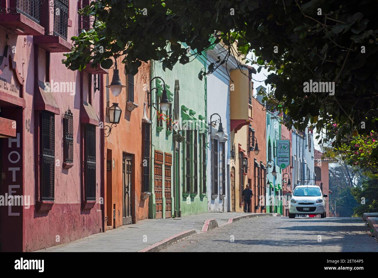Straße mit pastellfarbenen Kolonialhäusern und Hotels in der Stadt Cuernavaca, Bundesstaat Morelos, Mexiko Stockfoto