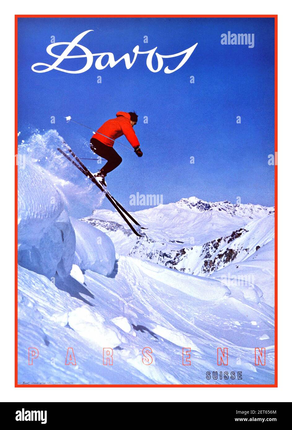 DAVOS SKI SKI SKI VINTAGE 1960 Ski Poster für Davos in Parsenn, Schweiz mit Illustration eines Skifahrers, der von einer Piste in knackig weißen Schnee springt. Davos ist ein Skiort in den Schweizer Alpen, im Kanton Graubünden. USA, Designer: L. Gensetter, 1960s Stockfoto