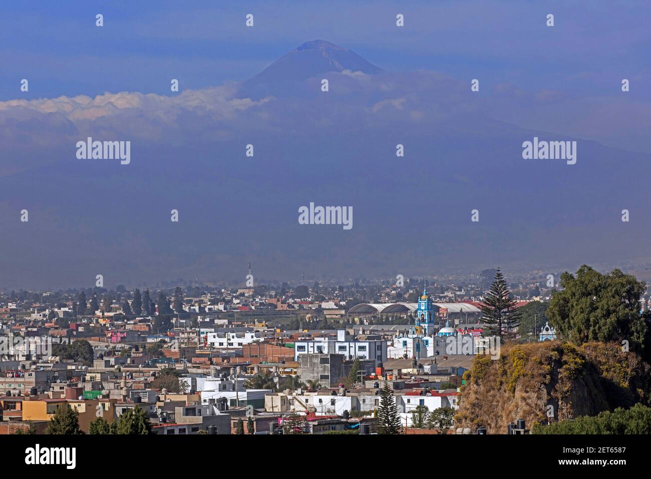 Blick über den Vulkan Popocatépetl / El Popo, aktiver Stratovulkan, und die Stadt Cholula, Puebla, Mexiko Stockfoto